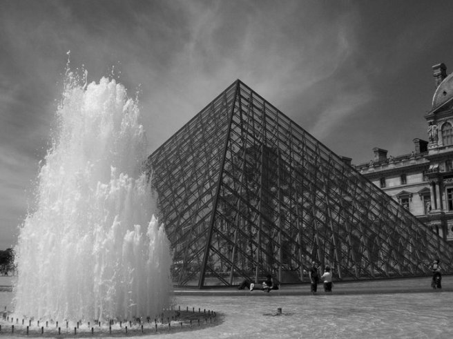 The only thing we did at the Louvre was to use the bathroom. L would later give me Hell for doing this, but I am coming back to soak myself in this city several more times, so why do everything now?